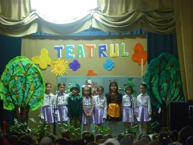 Dorohoi  Copiii în „Lumea teatrului” (2)