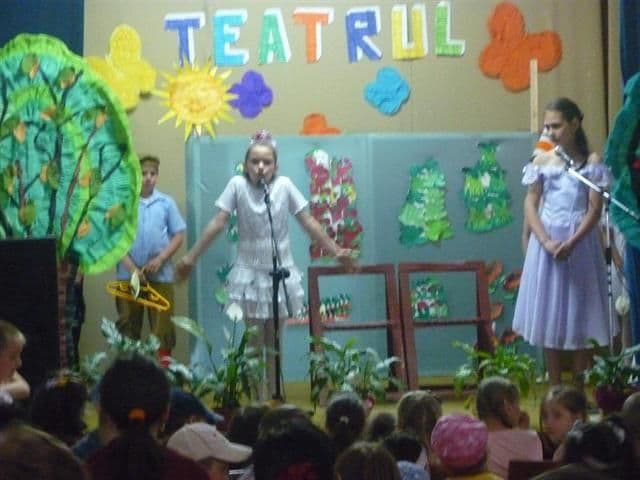 Dorohoi  Copiii în „Lumea teatrului” (6)