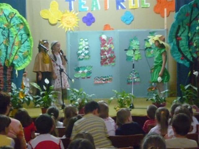 Dorohoi  Copiii în „Lumea teatrului” (7)