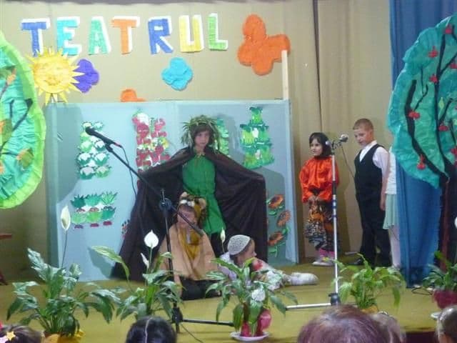 Dorohoi  Copiii în „Lumea teatrului” (9)
