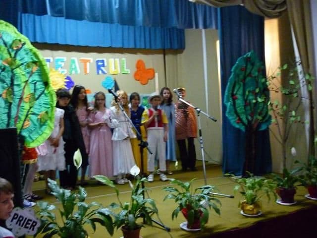 Dorohoi  Copiii în „Lumea teatrului” (10)