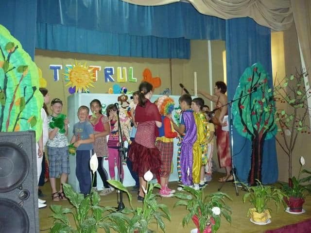 Dorohoi  Copiii în „Lumea teatrului” (15)