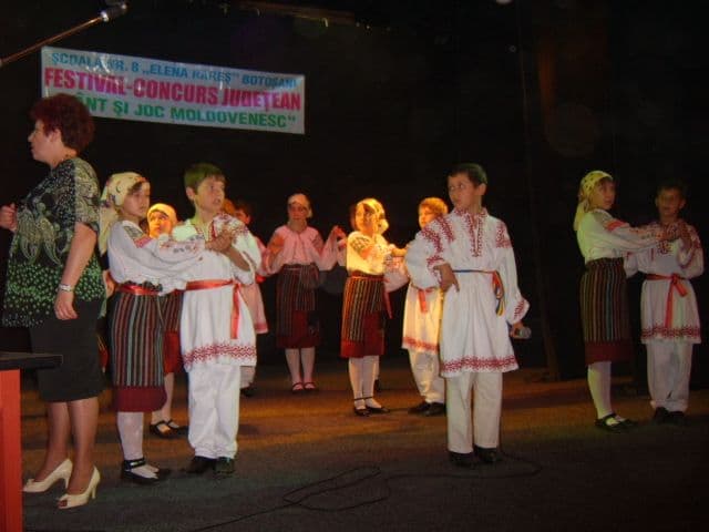 cola Nr.7 Dorohoi  Cant si joc moldovenesc (3)