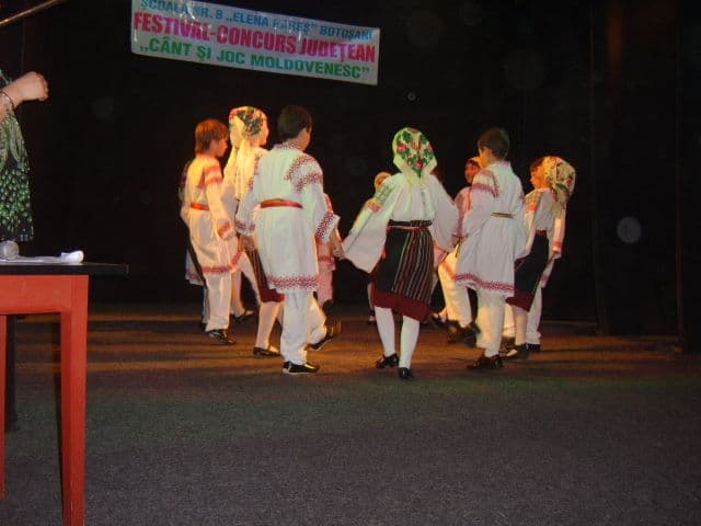 cola Nr.7 Dorohoi  Cant si joc moldovenesc (4)