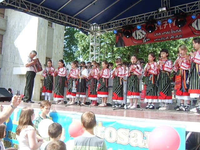 cola Nr.7 Dorohoi  Cant si joc moldovenesc (7)