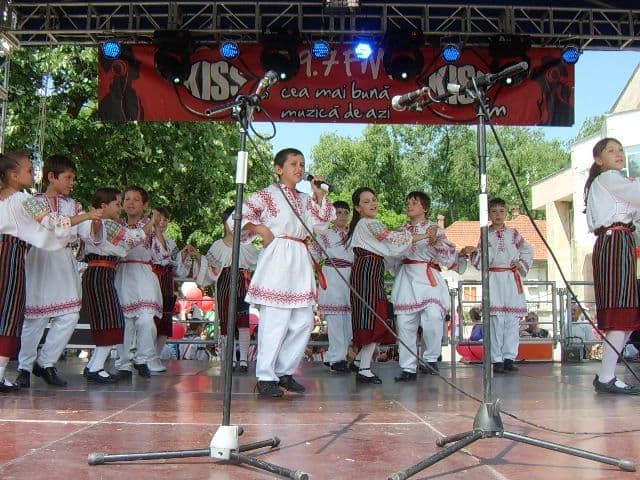 cola Nr.7 Dorohoi  Cant si joc moldovenesc (8)