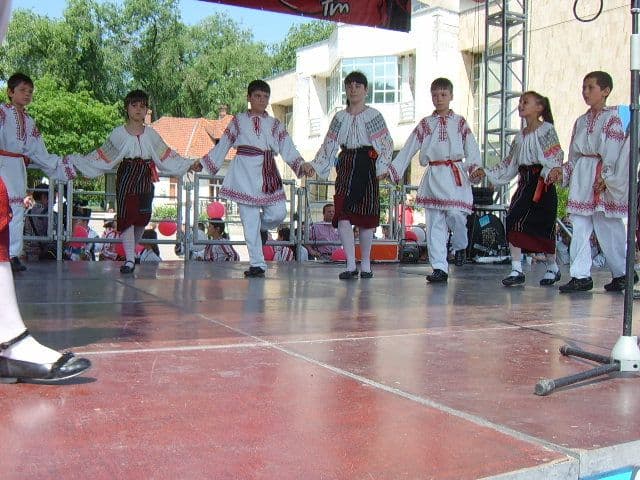 cola Nr.7 Dorohoi  Cant si joc moldovenesc (9)