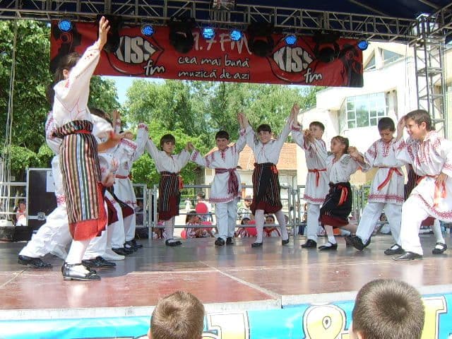 cola Nr.7 Dorohoi  Cant si joc moldovenesc (10)