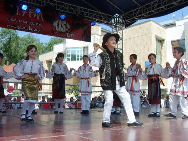 cola Nr.7 Dorohoi  Cant si joc moldovenesc (11)