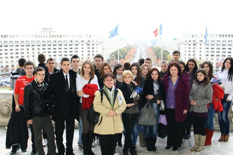 elevi din Botosani la Parlament (2)