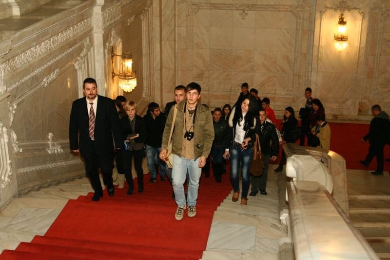 elevi din Botosani la Parlament (3)