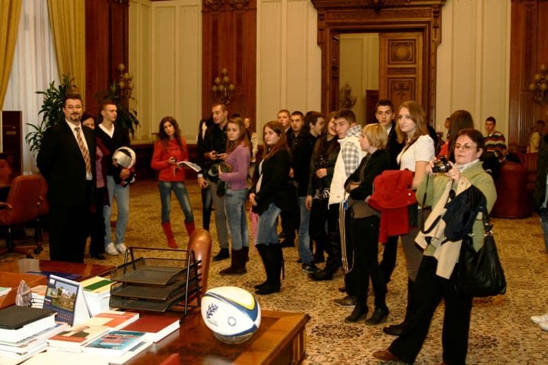 elevi din Botosani la Parlament (4)