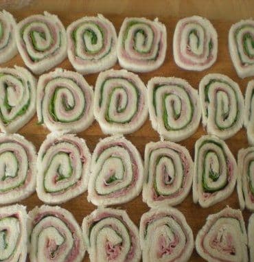  Rulouri cu sunca si salata verde