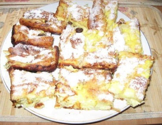 Placintă creaţă cu branză dulce şi stafide     