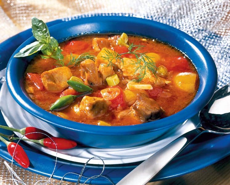 Tocăniță de legume și carne tocată