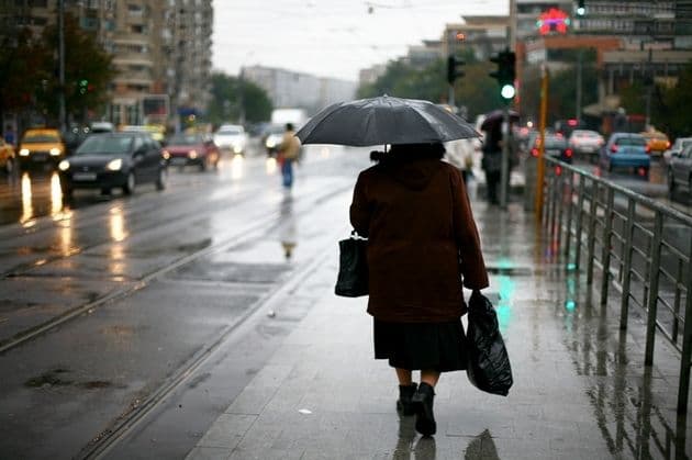 Meteo: Vin ploile și temperaturile scad