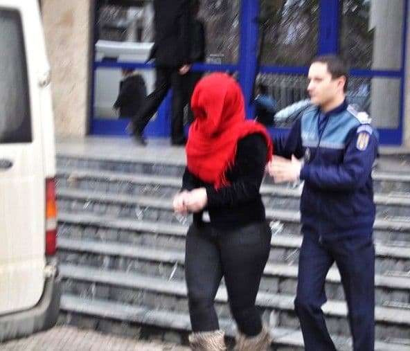 Poliţistul din Dersca pus în libertate. Farmacista- complice, reţinută