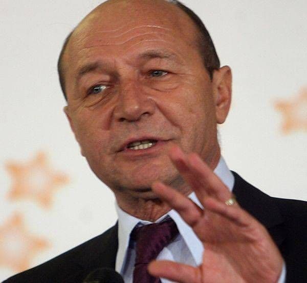 Traian Băsescu vrea organizarea României în 8 sau 12 judeţe până la sfârşitul anului