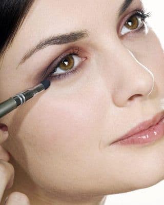 Cum te machiezi când rămâi fără cosmetice?