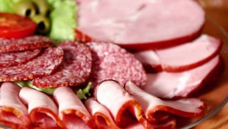 Studiu: Cancerul pândeşte în mezeluri şi în hrana fast-food