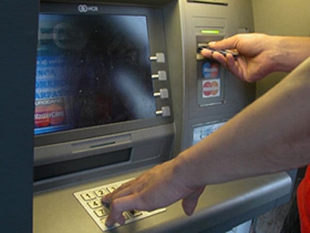 Un card bancar te anunţă prin SMS de retragerea banilor