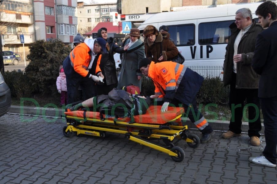 Dorohoi: Lovită pe trecerea de pietoni după ce a ieșit de la biserică VIDEO-FOTO