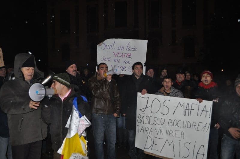 [VIDEO/FOTO] Dorohoienii au protestat vineri cu pancarte, trombon şi tobe în centrul oraşului