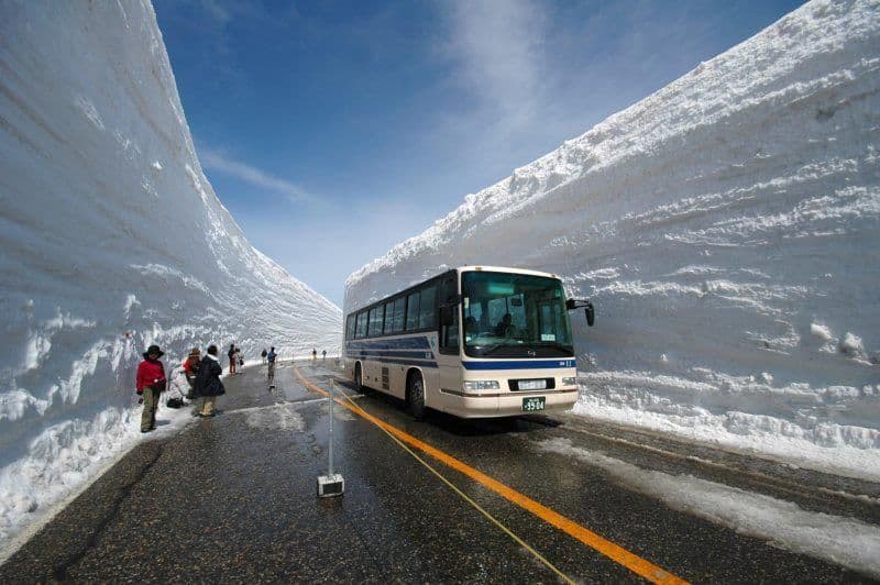 ULUITOR: Cum se face deszăpezire în Japonia. Un drum de munte arată impecabil VIDEO