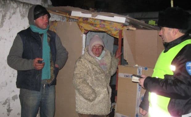 Prefectul a ordonat ca oamenii străzii să fie duşi în adăposturi ca să nu îngheţe peste noapte 
