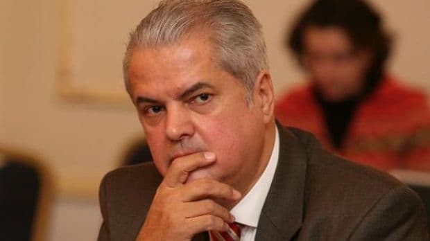 Adrian Năstase renunţă la funcţia de vicepreşedinte al Camerei Deputaţilor