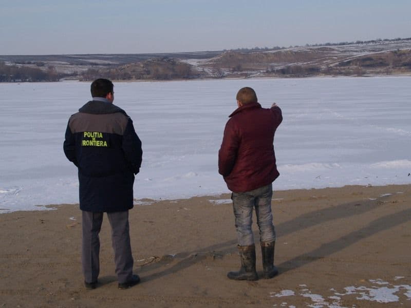 Pescari moldoveni prinşi peste Prutul îngheţat