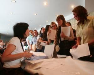 Guvernul vrea să redeschidă angajările de personal în administraţie