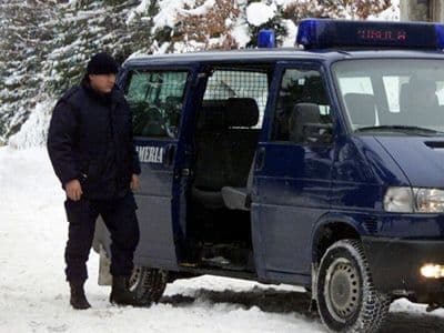 Tânără agresată în curtea liceului din orașul Săveni