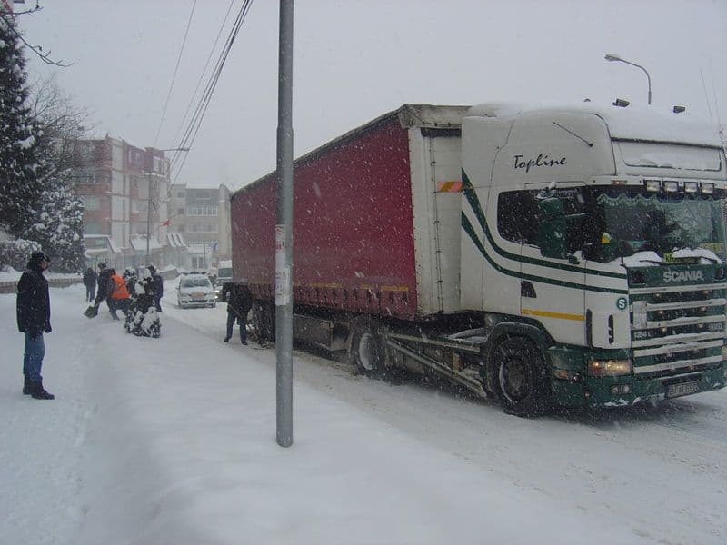 Dorohoi: Bulevardul Victoriei blocat de un TIR care a derapat