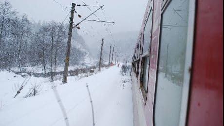 Exclusiv: Trenul Iași - Dorohoi, blocat în câmp de cinci ore