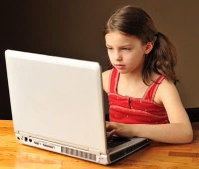 Atenție la riscurile utilizării internetului de către copii