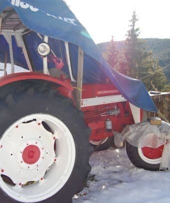 Hoţ ghinionist: a furat un tractor și a intrat cu el într-un cap de pod