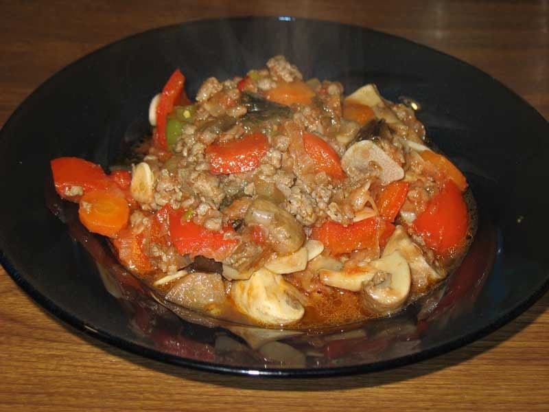 Tocană de legume și carne tocată
