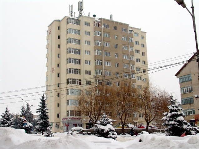 Căutând BLOCUL TURN cu lumânarea…