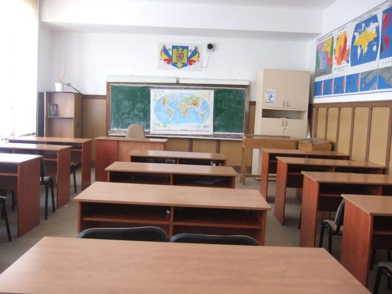 Mii de elevi din judeţul Botoşani au stat acasă şi vineri