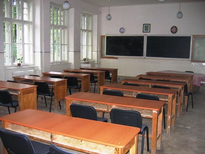 Drumurile impracticabile şi temperaturile scăzute închid şcolile din judeţ