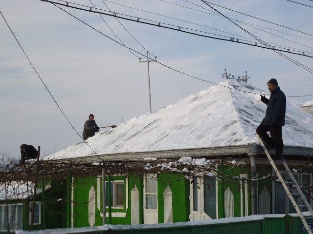 Autoritățile fac apel la dorohoieni să-și curețe… acoperișurile de zăpadă