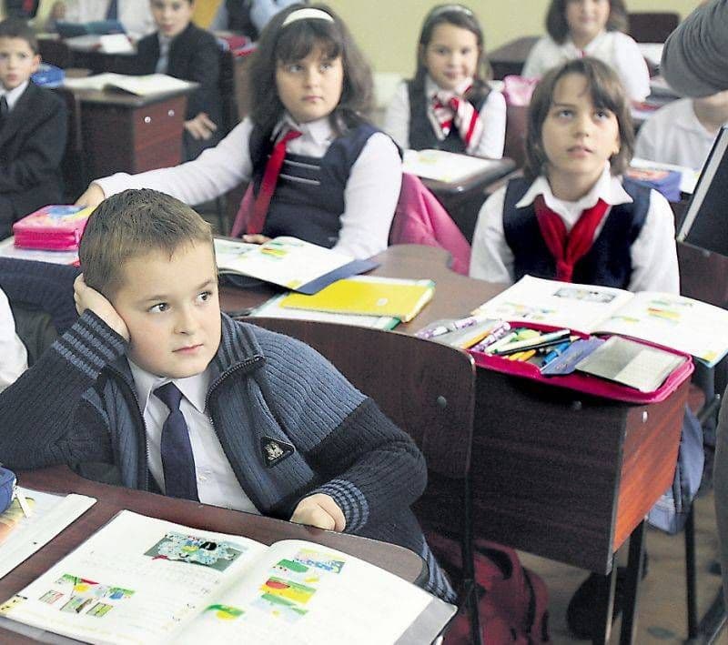 Elevii care au stat acasă din cauza vremii vor recupera materia din mers