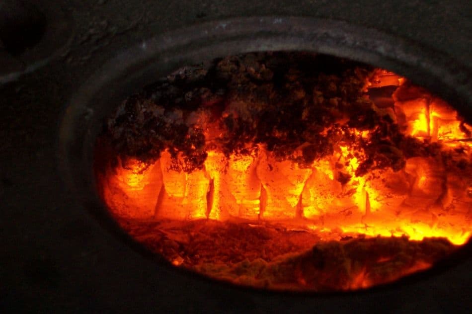 Păgubit de foc din pricina unui jar căzut din sobă