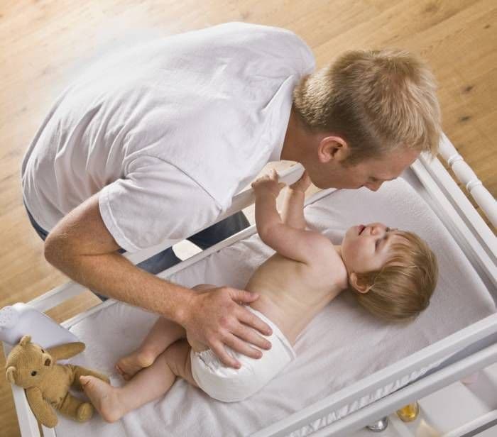 Tații trec la schimbat scutece. De la 1 martie, o directivă europeană se aplică și în România