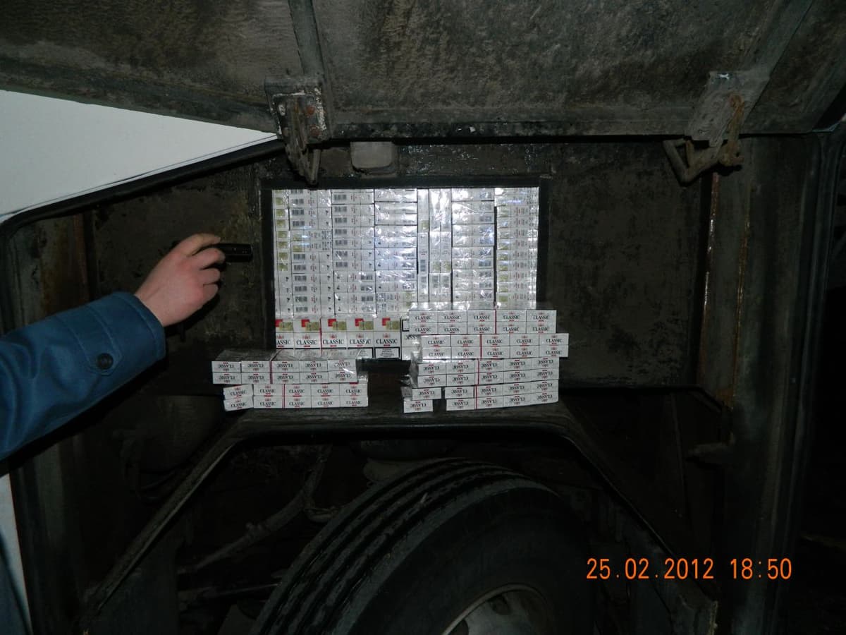 Ţigări de contrabandă transportate cu autocarul