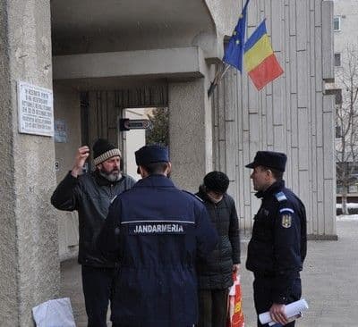 Familie din Şendriceni în greva foamei în faţa Prefecturii