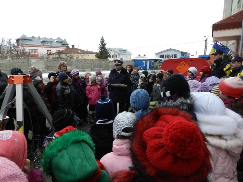 I.S.U. Botoşani vizitat de zeci de copii şi adulţi de Ziua Protecţiei Civile din România