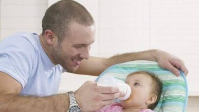 De azi, taţii sunt OBLIGAŢI să-şi ia concediu de paternitate
