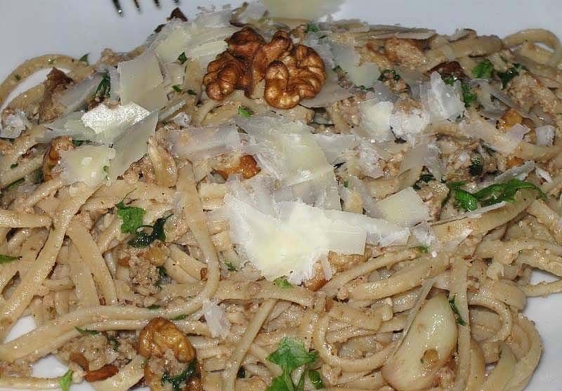 Paste cu Nuci și Usturoi
